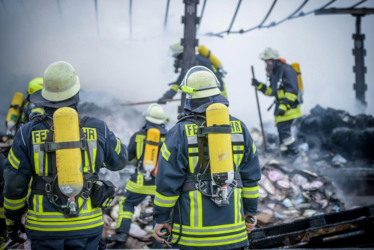Der mutmaßliche Serien-Brandstifter sei bereits vorbestraft und befindet sich seit September vergangenen Jahres in Untersuchungshaft. Er bestreitet alle Vorwürfe.